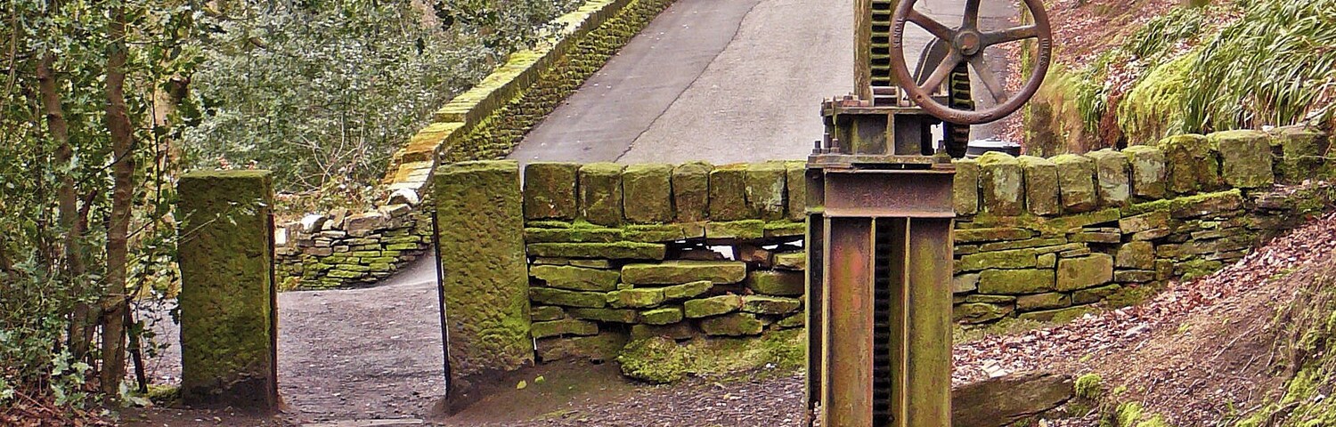 Sluice gate at Rishworth Mills 1