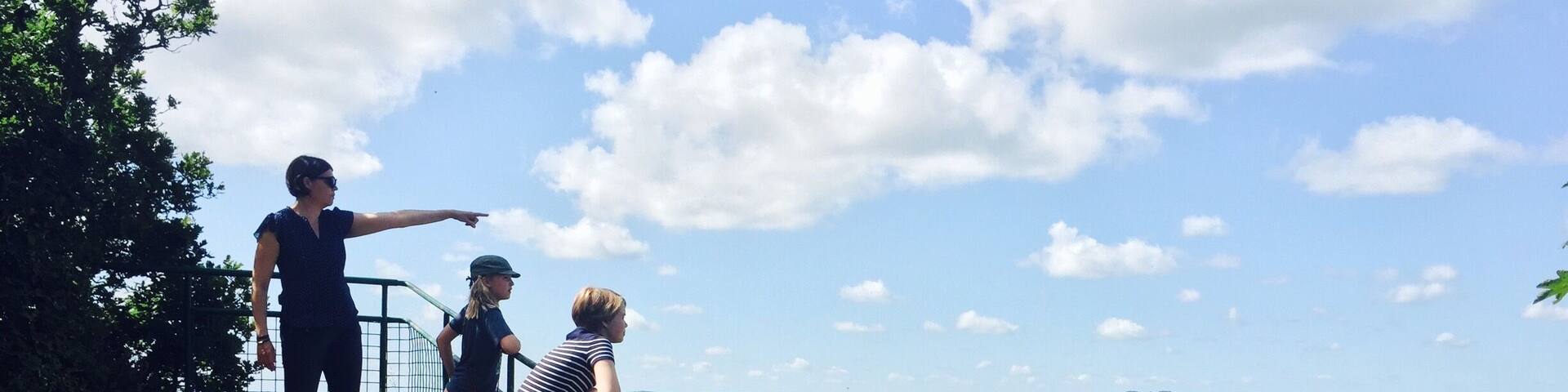 Beautiful view over the river valley. You will find a nice large parking lot with a shack in the corner that houses a surprisingly well kept toilet. Just 2 minutes down the path you will find a coffee, ice and crepes place where you can sit and enjoy one of the best views of the valley.