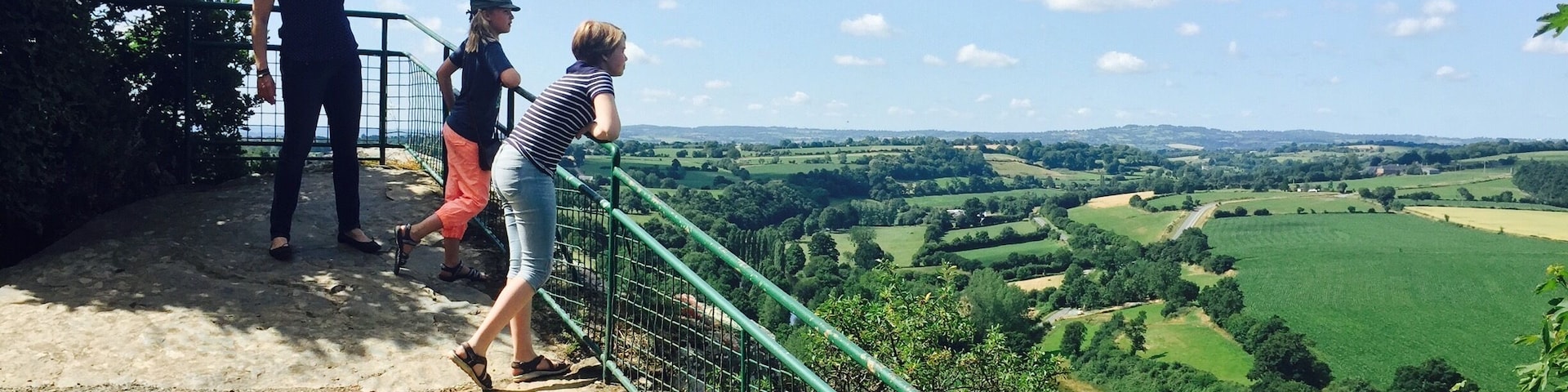 Beautiful view over the river valley. You will find a nice large parking lot with a shack in the corner that houses a surprisingly well kept toilet. Just 2 minutes down the path you will find a coffee, ice and crepes place where you can sit and enjoy one of the best views of the valley.
