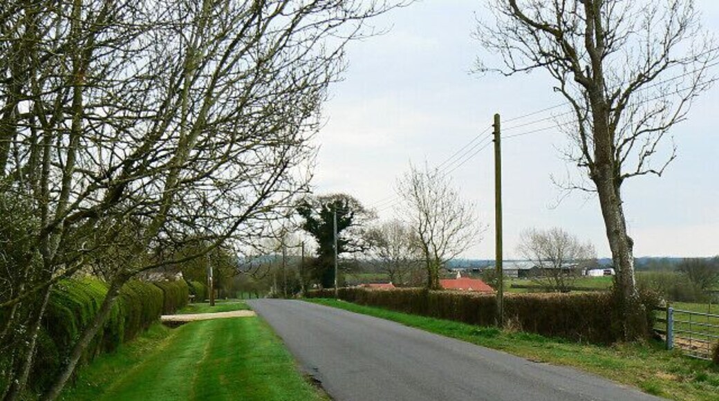 South-east along the Common, Minety Common The Common is a small linear development alongside the minor road to the south.