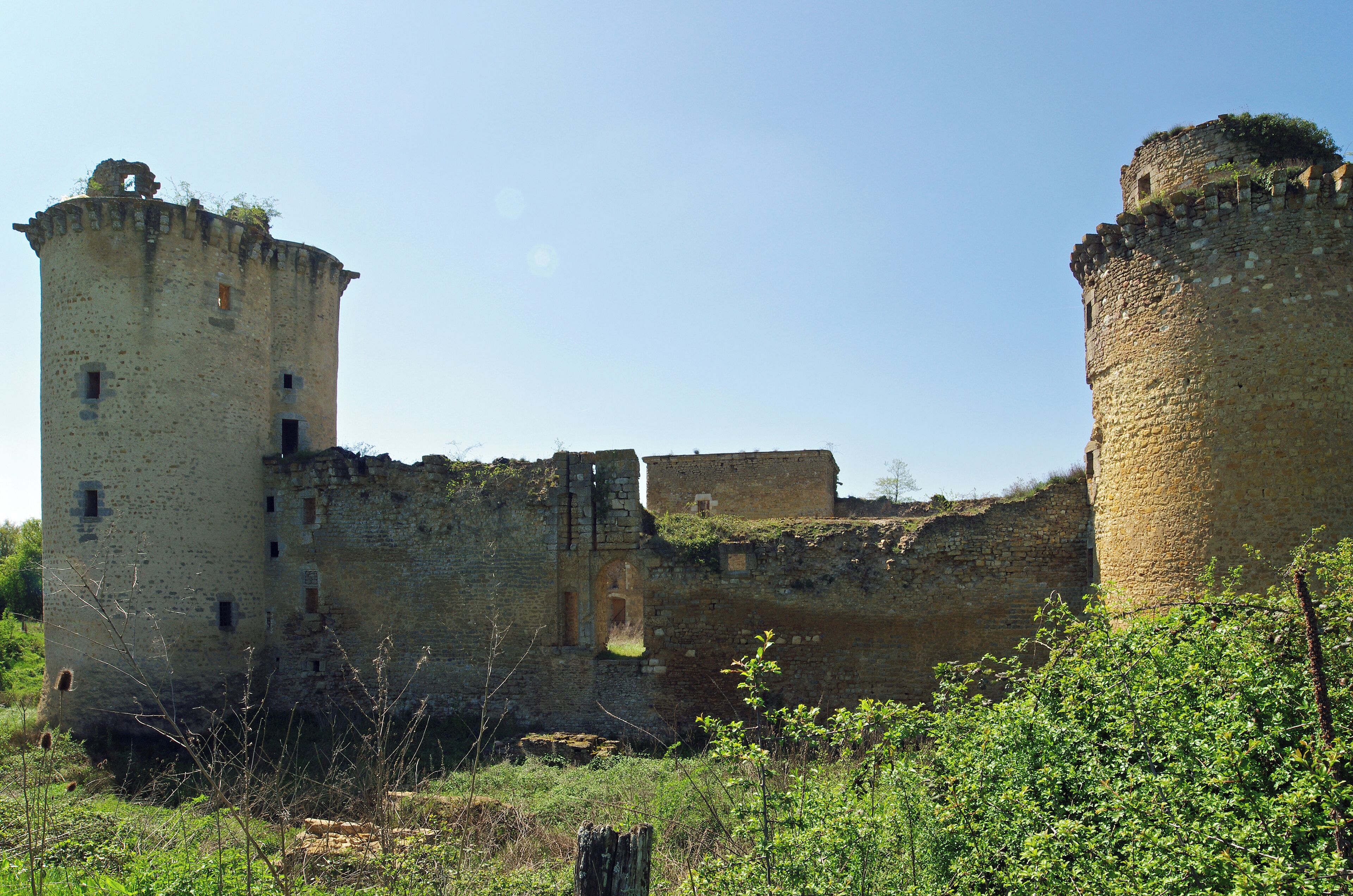 Ceaulmont (Indre). Parfois la commune est appelée Ceaulmont-les-Granges. Château de la Prune-au-Pot . Ce château féodal du XIIème - XIIIème siècle doit son nom à la famille Pot* qui en fut propriétaire jusqu’en 1484. Sans réelle vocation militaire, son rôle fut d’avantage d’être le centre d’exploitation du patrimoine foncier environnant. La forteresse de la Prune est située à flanc d’un coteau en pente douce, sans intérêt stratégique particulier. La Prune est construite sur la rive gauche de la Creuse, en vis-à-vis des domaines appartenant à la large mouvance des seigneurs de Déols. Ce château pourrait avoir des origines plus aquitaines que berrichonnes. La Prune-au-Pot se présente sous l’aspect d’un beau château fort ruiné organisé sur un plan quadrangulaire. Trois des quatre tours initiales sont encore visibles. L'ensemble de la fortification forme une cour carrée close d'un mur couronné de mâchicoulis. Il enserre une tour carrée et deux tours rondes. La poterne est percée d'une grande porte ogivale et d'une petite carrée, chacune ayant son pont-levis. La plus grosse des tours est l'ancien donjon, avec escalier desservant tous les étages. En entrant se trouve une cave voûtée avec fontaine. Au premier, la salle hexagonale comporte des latrines. La tour rectangulaire, dite tour Colin, comporte un escalier logé dans une tourelle accolée semi-hexagonale. Entre la tour de la Fontaine et la tour Colin, la maison du métayer est moderne. Ce château rural des XIIe et XIIIe siècles, conserve des cheminées monumentales, des escaliers en vis et des gargouilles sculptées. Les fossés humides se remplissaient par ruissellement et par porosité de la nappe phréatique. On note un intéressant système d’accès par pont-levis reposant sur des piliers encore visibles. Une fontaine située dans la cave de la plus grande tour fournissait aux occupants une eau toujours abondante. La Tour de la Fontaine tient son nom de la source qu’elle abrite. Une légende raconte qu’autrefois les jeunes filles du village demandaient au seigneur l’autorisation de venir s’y mirer afin d’y découvrir le visage de leur promis dans les reflets de l’eau… L’histoire ancienne du site est sujette à conjectures. Si la tranche chronologique couvrant une période allant de la Guerre de 100 ans à l’ancien régime est bien renseignée grâce à une documentation suffisante, la période féodale est moins bavarde. Cette seigneurie est passée dans la famille Pot, en 1292. Plusieurs générations vont alors se succéder comme seigneurs de la Prune. En 1484, c'est la famille de Montmorency qui en devient propriétaire, par le mariage d'Anne Pot avec Guillaume de Montmorency. En 1589, le château accueille Henri IV, venu assiéger la cité d'Argenton. Le Grand Sully va ensuite l'acquérir, puis Henri de Bourbon, prince de Condé, qui rachète tout le Bas-Berry pour en faire le duché-pairie de Châteauroux, vendu en 1736 à Louis XV. En 1756, c'est la famille Gentil de Villarnoux qui en devient propriétaire. Cet édifice aurait accueilli Henri IV pendant trois jours durant les guerres de religions et le siège d’Argenton en 1589. La terre fut sequestrée après la Révolution. Le château semblait encore en bon état du temps de George Sand : "On a fait un nouveau pont [sur la Creuse], qui sera emporté comme celui que nous passions autrefois pour aller à la Prune-au-Pot, un vieux manoir qui a eu l'honneur d'héberger Henri IV, et qui est très bien conservé?" (Promenades autour d'un village: suivies de, Le Berry - Par George Sand -pp 65 - 66) La Prune-au-Pot est une propriété privée. Le propriétaire a accepté qu’un chemin de visite soit aménagé autour de son bien, pour faciliter l’accès du public. Cette bonne volonté n’est pas la règle, soyez donc vigilants à ne pas passer les clôtures. L'actuel propriétaire, M. Claude Aguttes, commissaire-priseur à Paris, l'a acquis voici quelques années dans un piteux état. M. Claude Aguttes,après avoir restauré le château de Tournoël (Puy-de-Dôme), veut sauver et mettre en valeur La Prune-au-Pot. La Famille Pot serait originaire du Limousin, on trouve un Guillaume 1er Pot (+ après 1220) seigneur de Champroy¤. Raoul 1er Pot (+ après 1298) fut seigneur de La Prugne-au-Pot. Il épousa (~1290/92) Radegonde de La Failhe (fille de Guillaume, seigneur de La Prugne et Piégut, et de Limosine de Breuil. Guillaume II Pot (+1390) chevalier, fut seigneur de La Prugne. Il épousa en premières noces (~1330/35) Blanche de La Trémoïlle, fille de Gui IV et d’Alix de Vouhet. En secondes noces (~1340/45) Marguerite de Magnac, fille d’Eudes ou Odon, seigneur de L’Age-Bernard-de-Fer (Montchevrier, 36), et de Séguine de Cluys, dame de Charon (Maillet, 36). La branche bourguignonne, dite branche de la Prugne, servit les ducs de Bourgogne du milieu du 15e siècle jusqu'à la mort du dernier duc Charles le Téméraire en 1477, puis passa au service de Louis XI. Anne Pot, dernière représentante de la branche de la Prugne, épousa Guillaume de Montmorency : "Hault et puissant seigneur Guillaume sire de Montmorancy, grand baron de France, et damoiselle Anne Pot, sa femme, à cause d’elle, tiennent en fief du seigneur de Gargilesse et en arrière fief du Roy, la terre et seigneurie de la Preugne au Pot qui est la place fort à cause duquel lieu de la Preulle au Pot ilz ont 4 membres deppendans d’icelle, seront tenuz en fiefs de la dame de Chauvigny à cause des terres et seigneuries de la chastellenie de Sainct Chartier, et des seigneurs des terres et seigneuries de la Charost Saint Chartier et des terres et seigneuries de Thevé, Cluys Dessus et Argenton, à cause duquel le lieu de la Preugne au Pot membres deppendant d’icelle, vers 1500 "(A.D. 18-C 815, fol. 369). ¤Champroy : Ancienne commune de la Creuse, la commune de Champroy a été supprimée par l'ordonnance du 14 mai 1837. Le bourg fut rattaché à la commune de Saint-Dizier-Leyrenne ainsi que le village des Jarges. Les trois autres villages de la commune de Champroy (Le Châtaignaud, Palotas et Peyrusse) furent quant à eux intégrés à la commune de Châtelus-le-Marcheix.