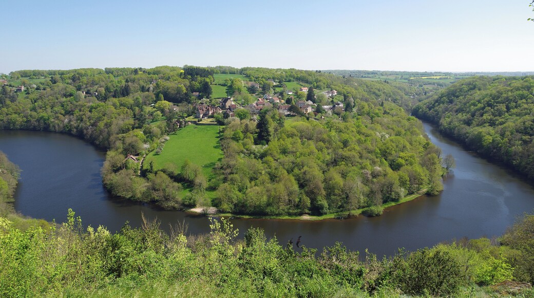 Ceaulmont (Indre) Le méandre du Pin vu depuis le belvédère de Ceaulmont qui domine la vallée de la Creuse. "De la petite église de Ceaulmont, perchée au plus haut des rochers, la vue plonge dans ces profonds méandres adorablement composés, et s'étend au-dessus des ravins et au-dessus des plateaux, jusqu'aux montagnes de la Marche." (Le Berry Dans L'oeuvre de George Sand - Ouvrage collectif)