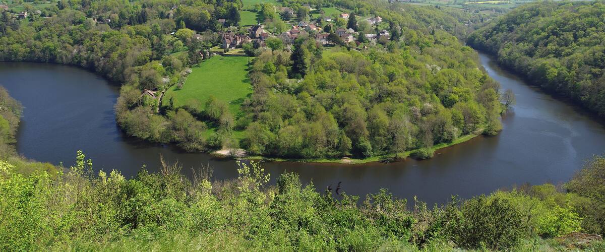 Ceaulmont (Indre) Le méandre du Pin vu depuis le belvédère de Ceaulmont qui domine la vallée de la Creuse. "De la petite église de Ceaulmont, perchée au plus haut des rochers, la vue plonge dans ces profonds méandres adorablement composés, et s'étend au-dessus des ravins et au-dessus des plateaux, jusqu'aux montagnes de la Marche." (Le Berry Dans L'oeuvre de George Sand - Ouvrage collectif)