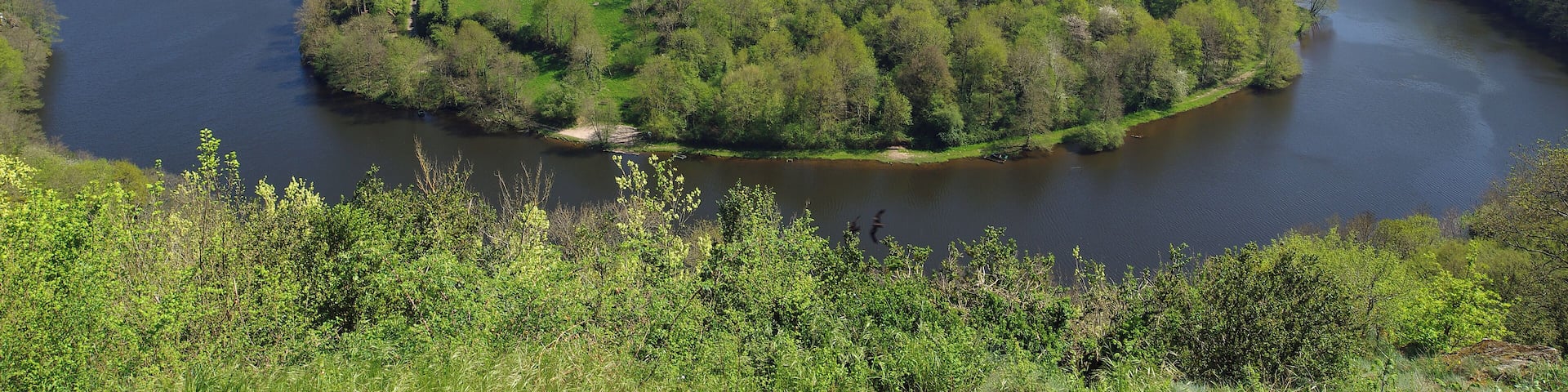 Ceaulmont (Indre) Le méandre du Pin vu depuis le belvédère de Ceaulmont qui domine la vallée de la Creuse. "De la petite église de Ceaulmont, perchée au plus haut des rochers, la vue plonge dans ces profonds méandres adorablement composés, et s'étend au-dessus des ravins et au-dessus des plateaux, jusqu'aux montagnes de la Marche." (Le Berry Dans L'oeuvre de George Sand - Ouvrage collectif)