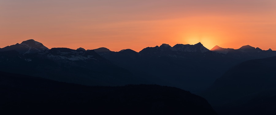 Una cordillera recortada contra el atardecer.