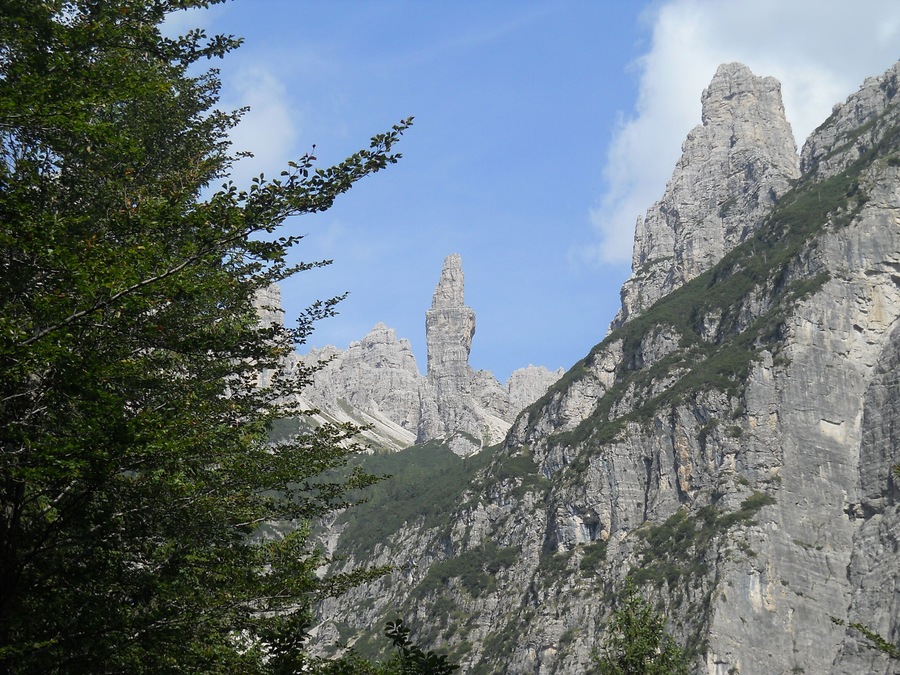 Parco naturale delle Dolomiti Friulane. Vista del Campanile di Val Montanaia - Comune di Cimolais (PN)