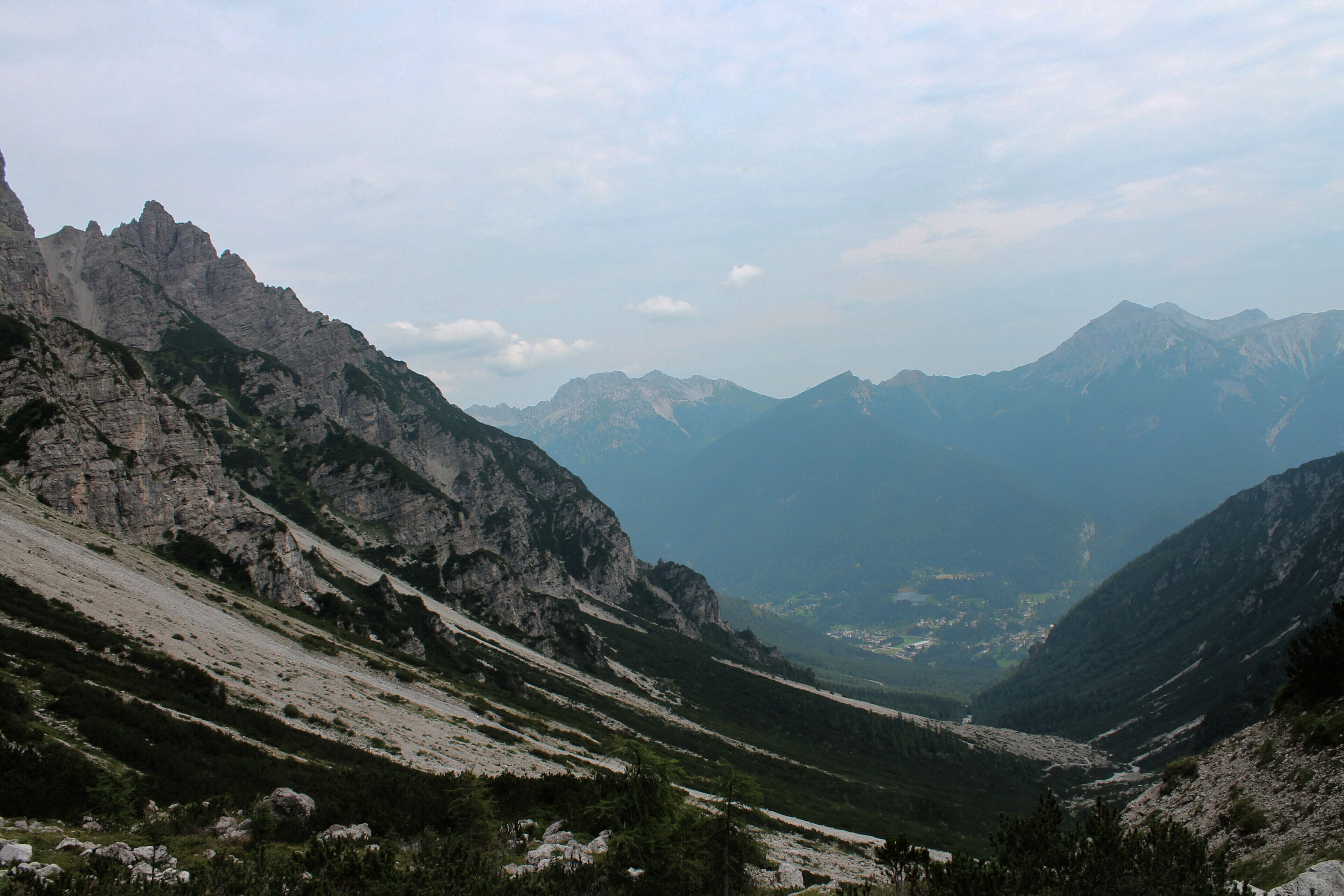 Vista dall'alto di Forni di Sopra e percorsi naturalistici nel Parco delle Dolomiti Friulane