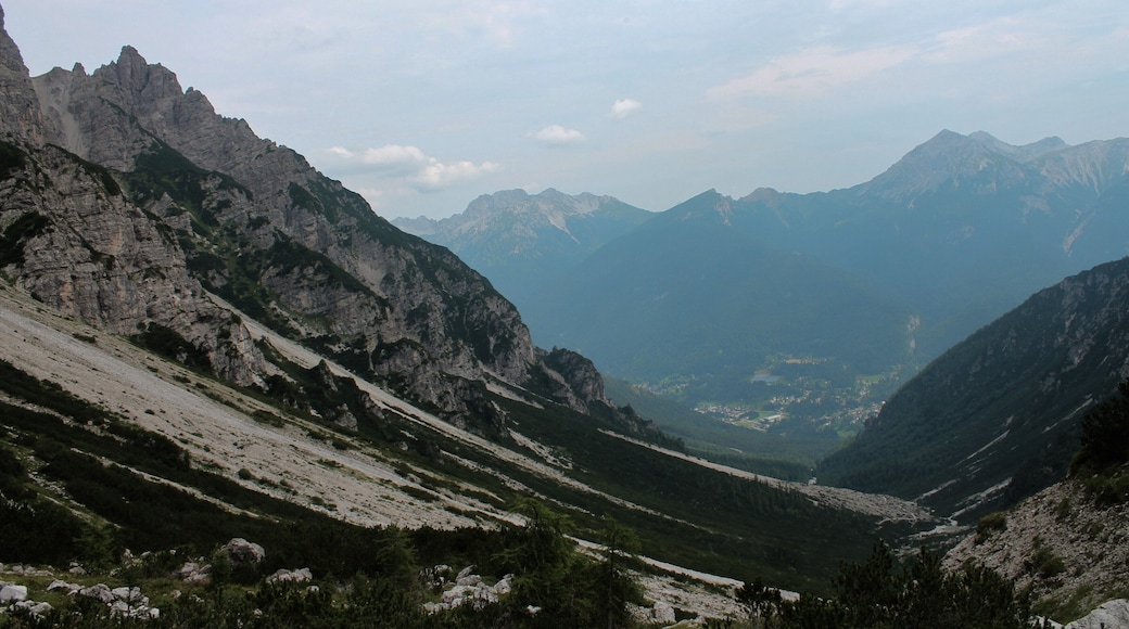 Vista dall'alto di Forni di Sopra e percorsi naturalistici nel Parco delle Dolomiti Friulane