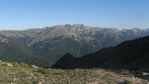 Massif du Monti Rinosu, photo prise de l'autre cรดtรฉ de la vallรฉe du Taravu ร Bucca d'Oru.