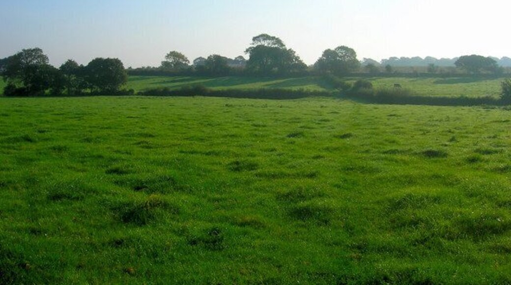 Footpath to Firle Looking from the western edge of the grid square near to Preston Court Farm.