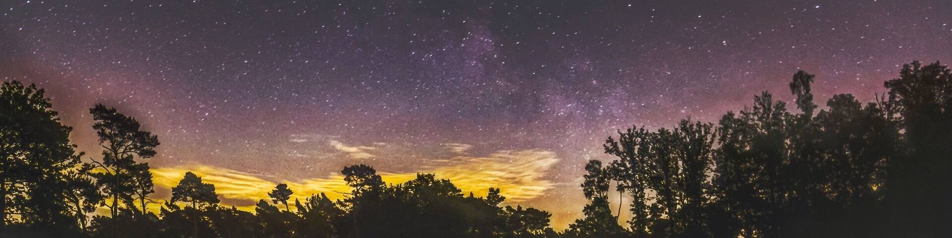 I hoped it would be dark enough here for the milky way, but just at the time it was rising, some clouds on the horizon came and diffused the light pollution on the horizon. Still, nice picture of this great natural resort.