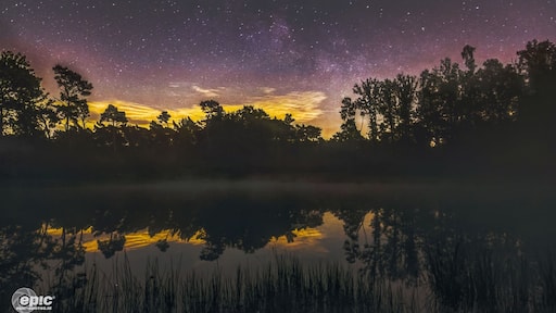 I hoped it would be dark enough here for the milky way, but just at the time it was rising, some clouds on the horizon came and diffused the light pollution on the horizon. Still, nice picture of this great natural resort.