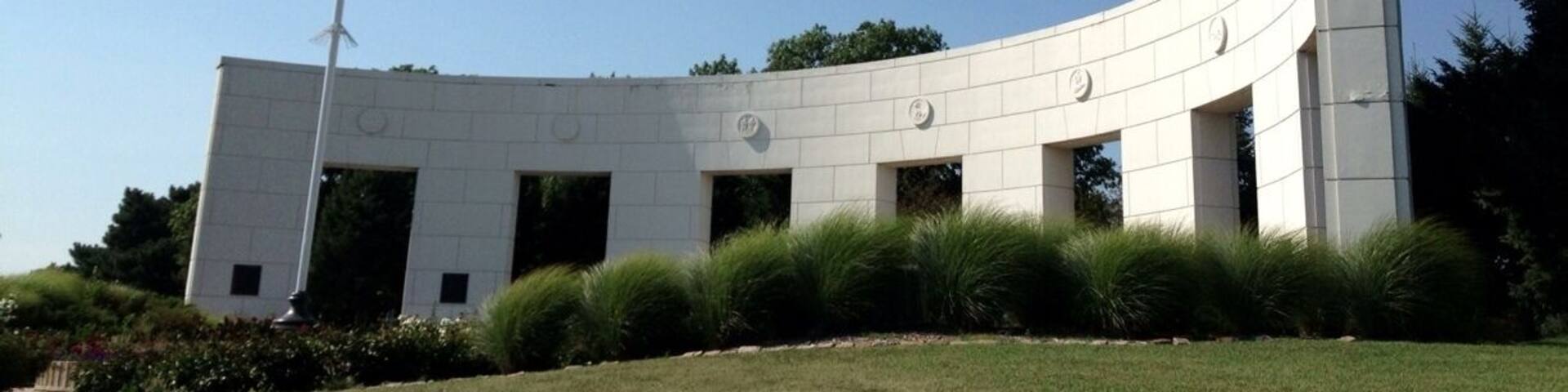 Beautiful park dedicated to World War II veterans. It's full of gardens and sculptures.