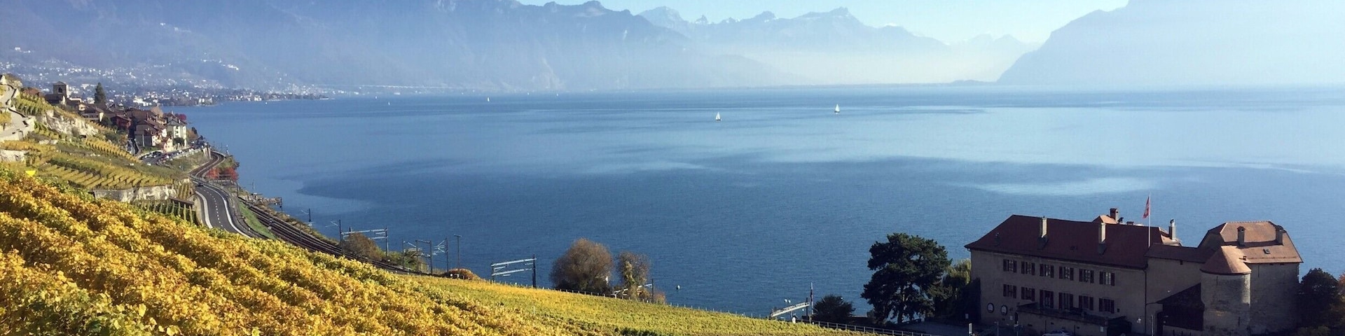 #Unesco #Inheritage Vignards of #Lavaux.
A great place to visit, especially in autumn.
Best way to do the #vignard walk is to take the train to St-Sephorin from #Lausanne and walk your way back towards Lausanne.
Beautiful views on the #Geneva lake and the #alps #hiking #lifeatexpedia