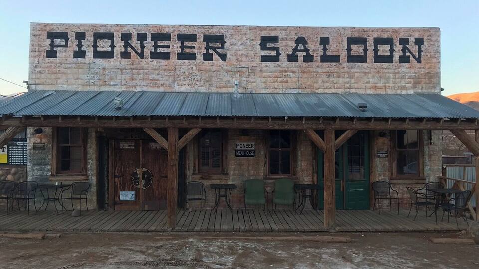 After a beautiful afternoon drive from Anaheim to Las Vegas, did you really think we wouldn’t stop at the oldest saloon in Nevada? Established in 1913, but the Wild West never looked so good! Next time we pop in, maybe we’ll be lucky enough to share a cold one with one of their resident ghosts #Nevada