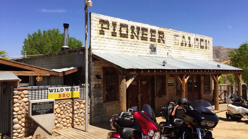 Great little spot to relax have a burger and beer. Listen to good music and enjoy the scenery