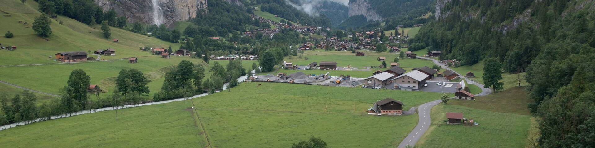 iconico valle suizo lleno de cascadas y cabañas de madera llamado Lauterbrunnen