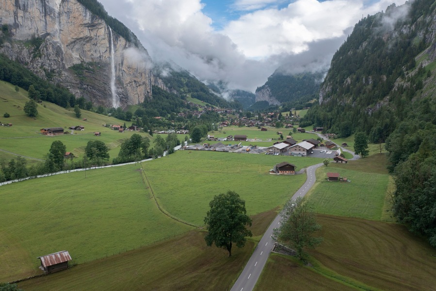 iconico valle suizo lleno de cascadas y cabañas de madera llamado Lauterbrunnen