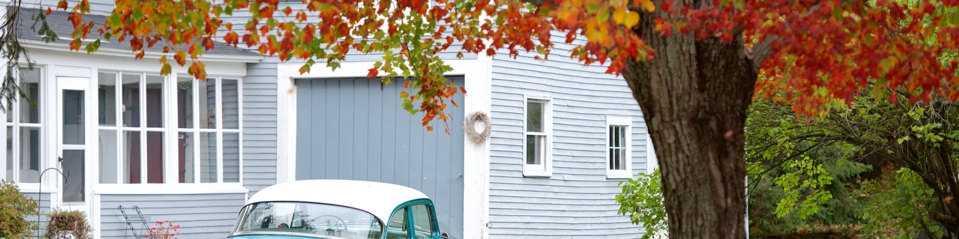 New Hampshire montrant couleurs d\'automne et maison