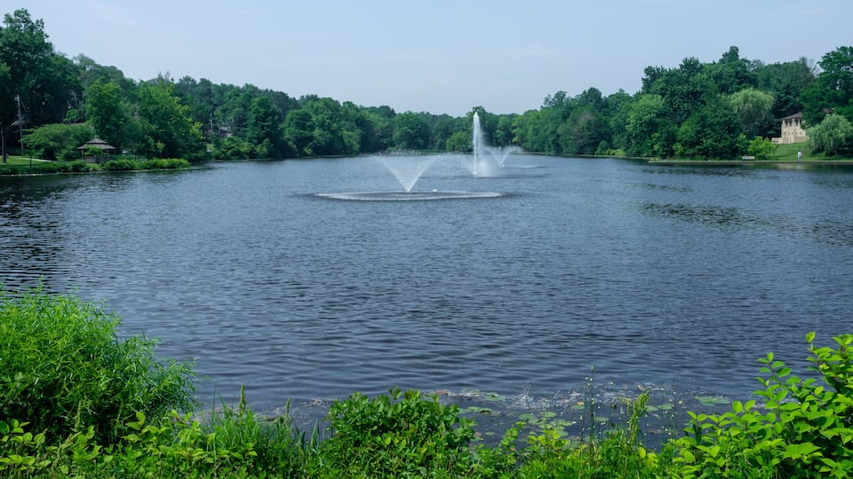 Watchung Circle Lake with water fountains in late spring