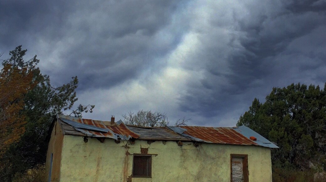 A colorful old house in Tinnie.