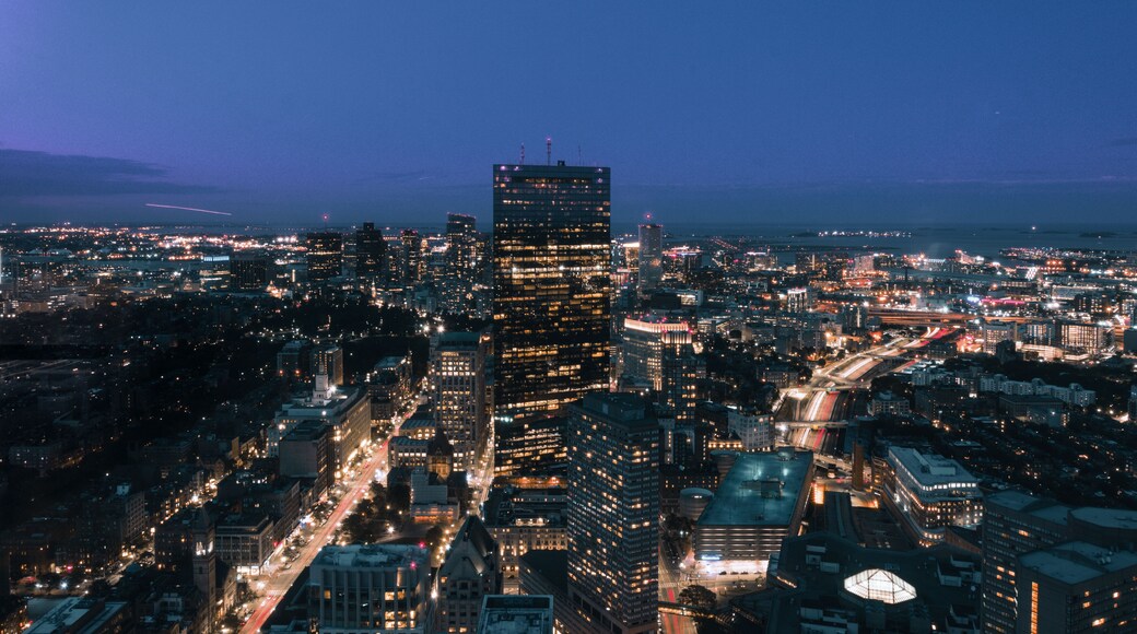 Skyline de una ciudad al anochecer en verano