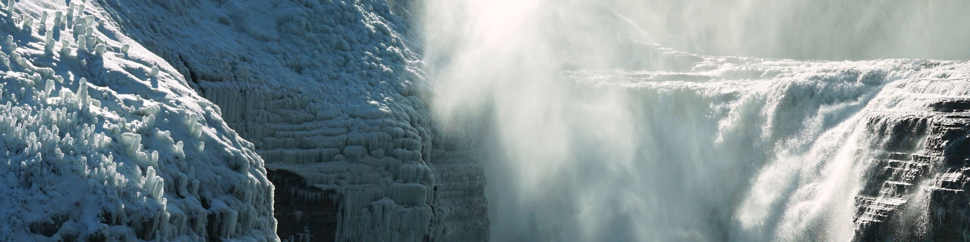 Una cascada congelada con formaciones de hielo en los laterales.