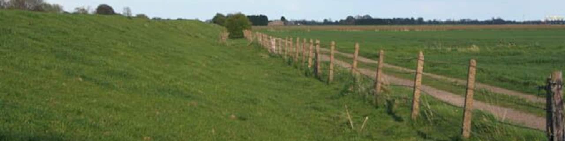 Flood bank by the River Witham The major water courses through the Fens are contained by high flood banks which prevent the low farmland flooding.