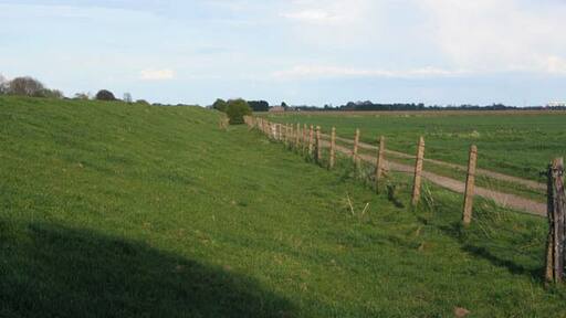 Flood bank by the River Witham The major water courses through the Fens are contained by high flood banks which prevent the low farmland flooding.