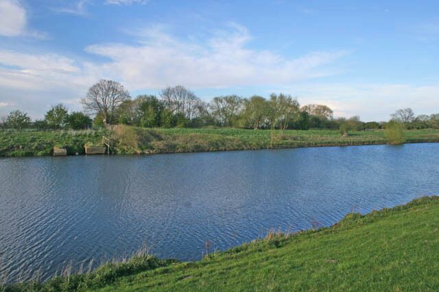 River Witham east of Langrick Bridge According to the OS 1:25,000 scale map the flood banks are 5 metres above sea level while the surrounding farmland is about 2.5 metres. The water level must have been about 4 metres.