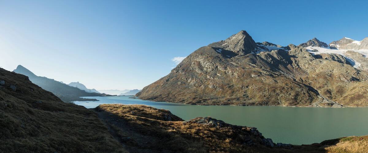 Lago Bianco - Vom Weg oberhalb der Alphütte. Ganz Links der Piz Campasc, hinter dem See in der Mitte Sassal Mason, nach rechts: der Cambrenagletscher. Darüber Piz Caral, Piz Cambrena und Piz Arlas