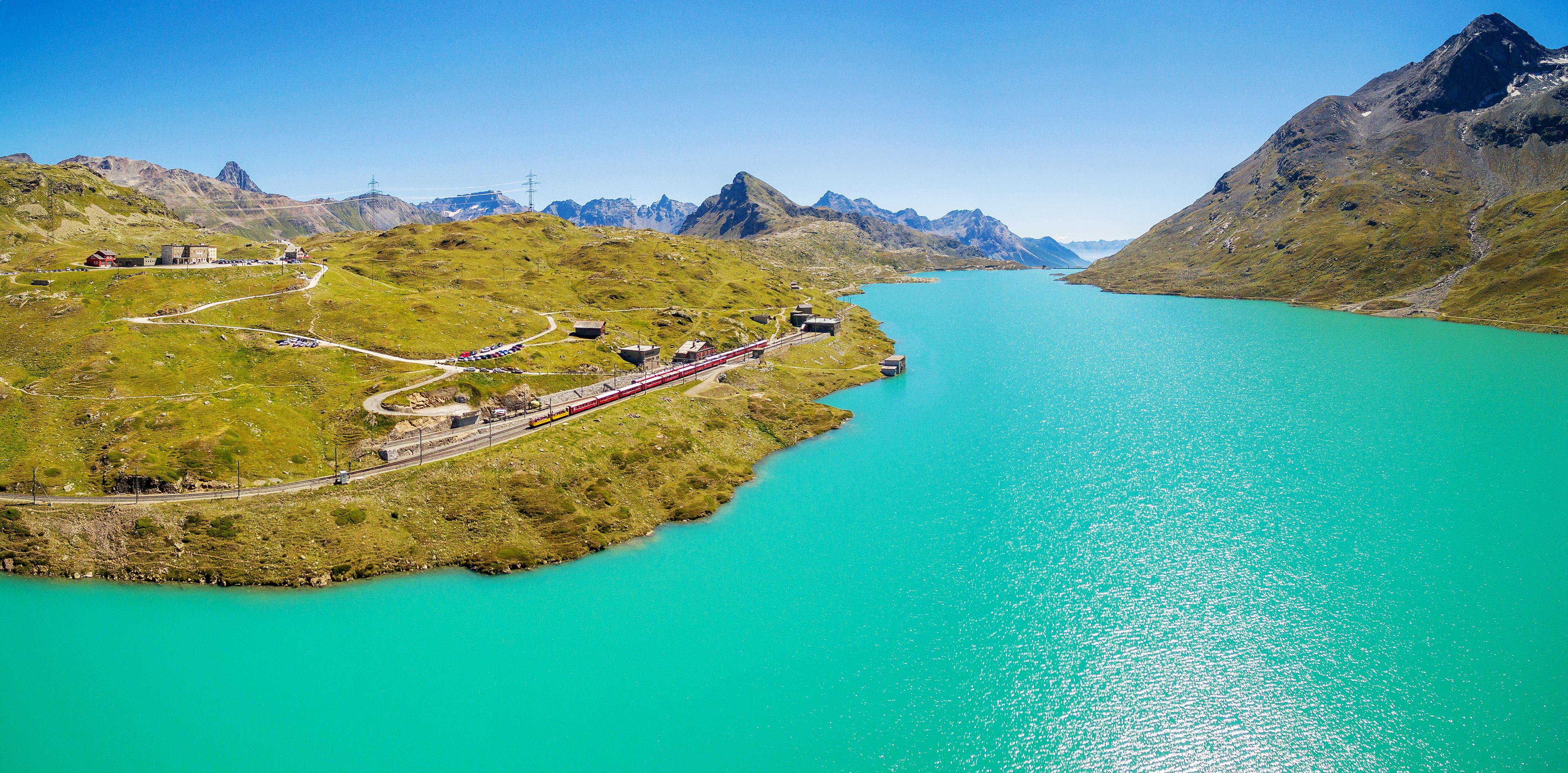 

Passo del Bernina - Svizzera - Bernina Express - Stazione Ospizio Bernina su Lago Bianco (2200 mt.) - Vista aerea verso sud 