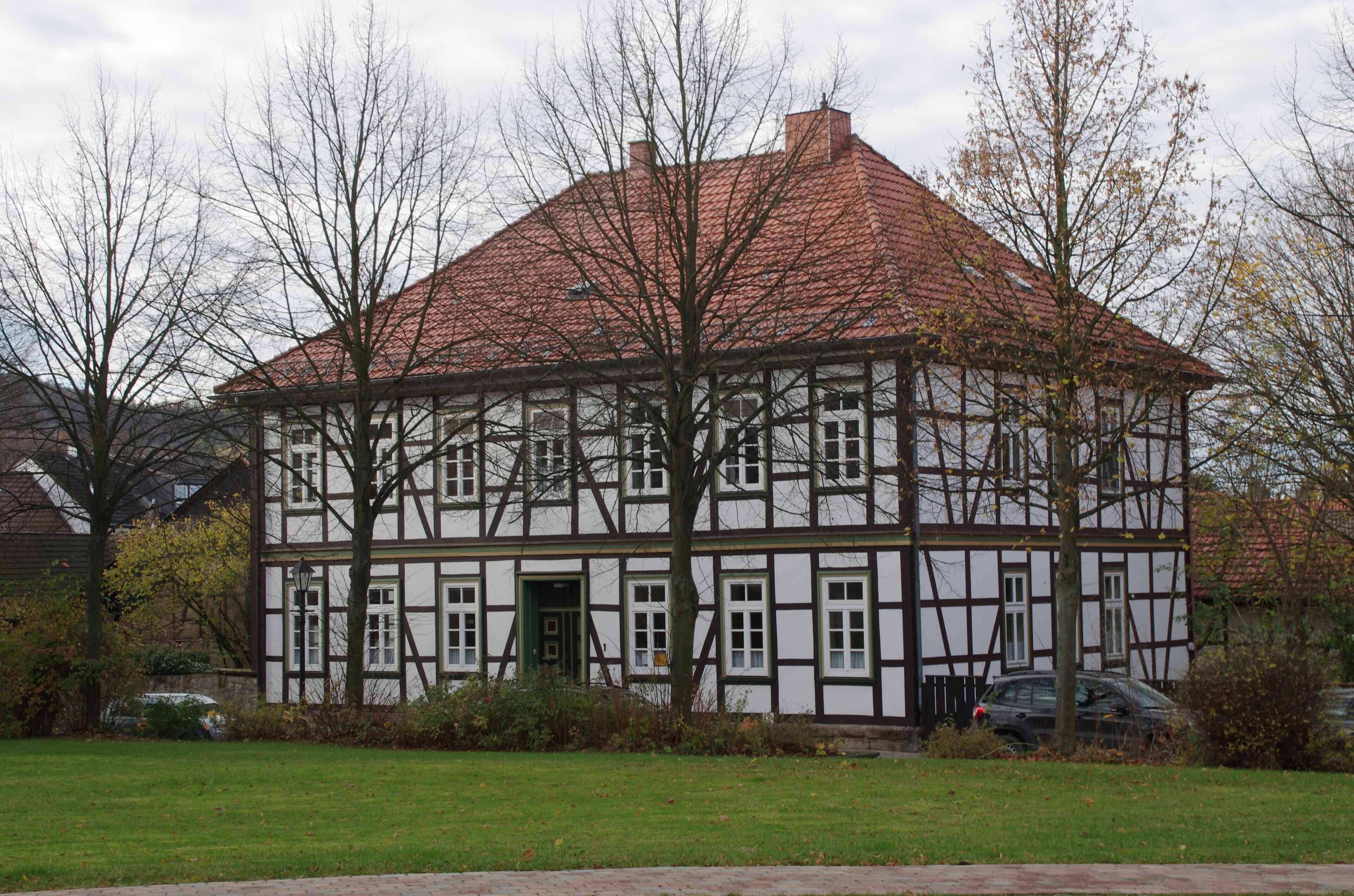 Dransfeld in Niedersachsen. Das denkmalgeschützte Haus Kirchstraße 1.
