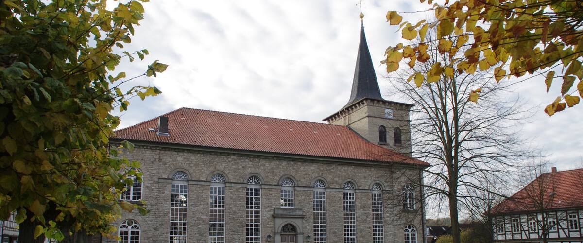 Dransfeld in Niedersachsen. Die Kirche von Norden aus.