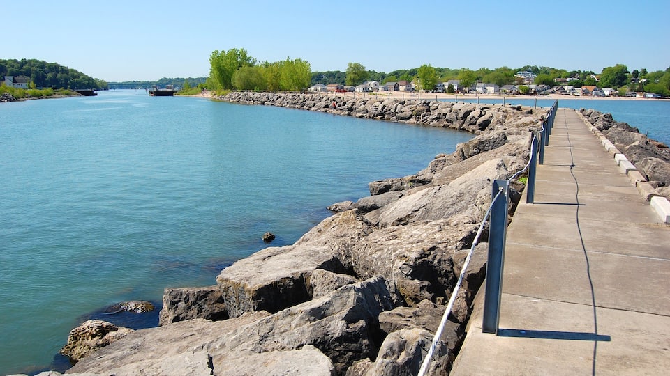 Dam at Irondequoit Bay, on Lake Ontario, Irondequoit, Monroe County, New York State, USA.