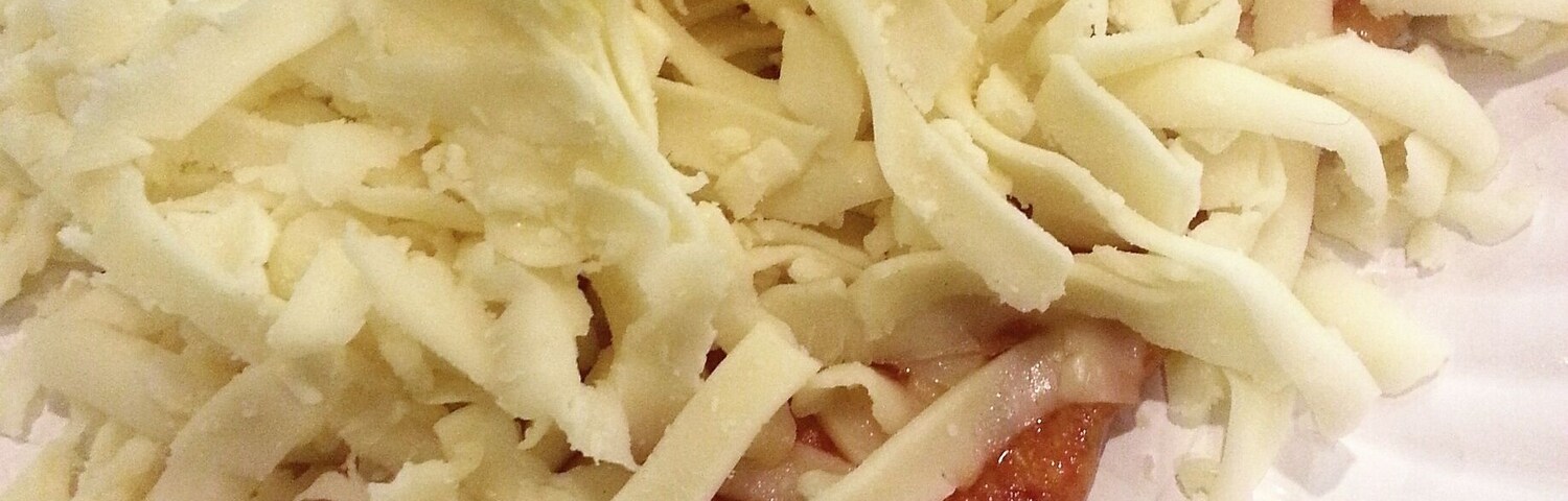 Next time you're looking for a bite check out either of Little Vincent's locations for a cold cheese slice. The upstate trend made it's way to Long Island via the college students. It's a plain slice covered in cold grated mozzarella. Cash only in Ronkonkoma. #food