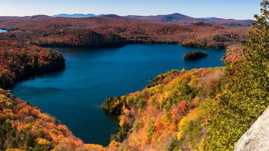 Panoramic view of the forest at Nichol's Ledge by a sunny fall day