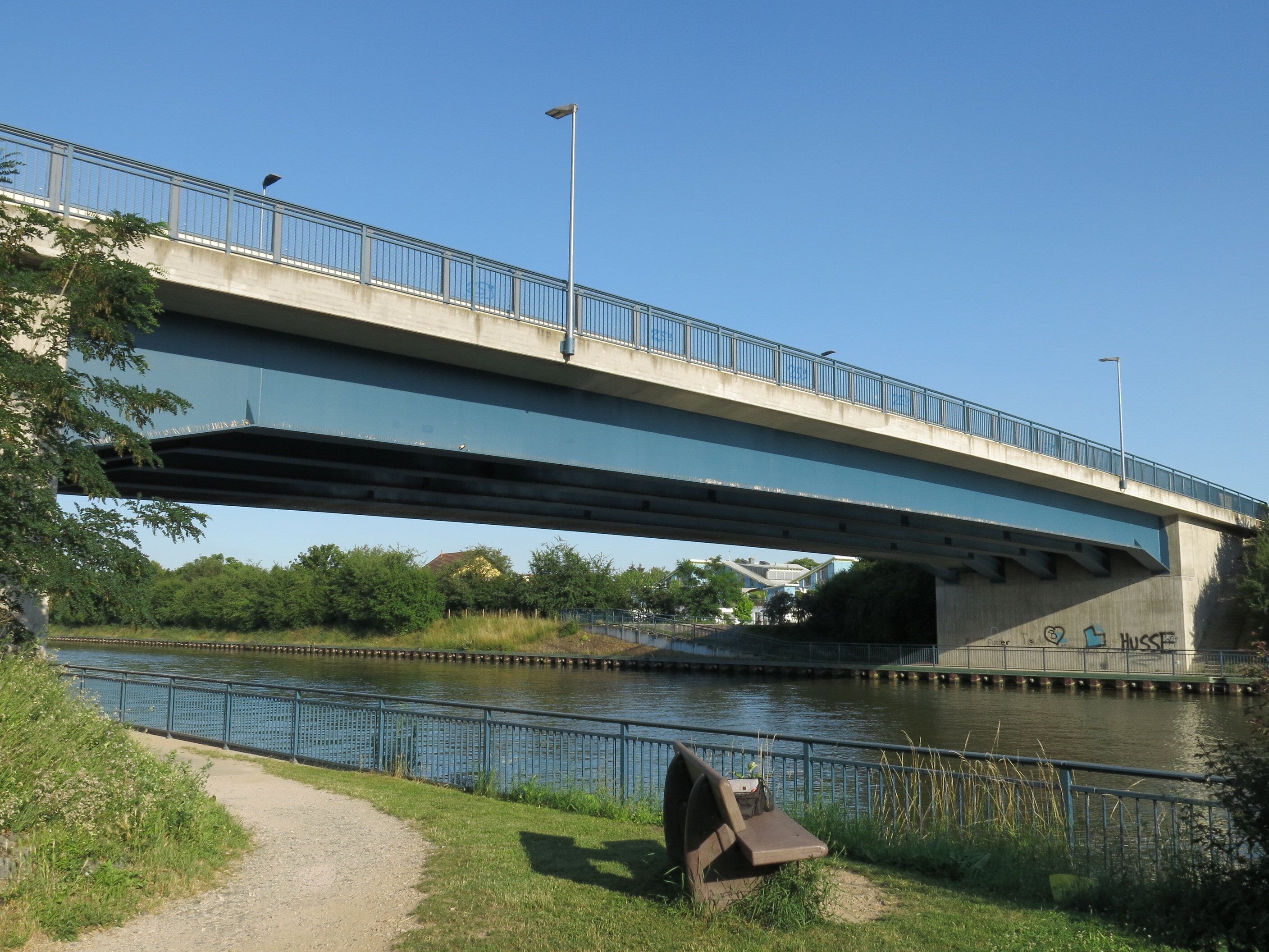 Brücke über den Neckarkanal im Nordosten von Ilvesheim