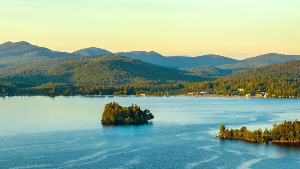 Ein See, umgeben von bewaldeten Bergen.