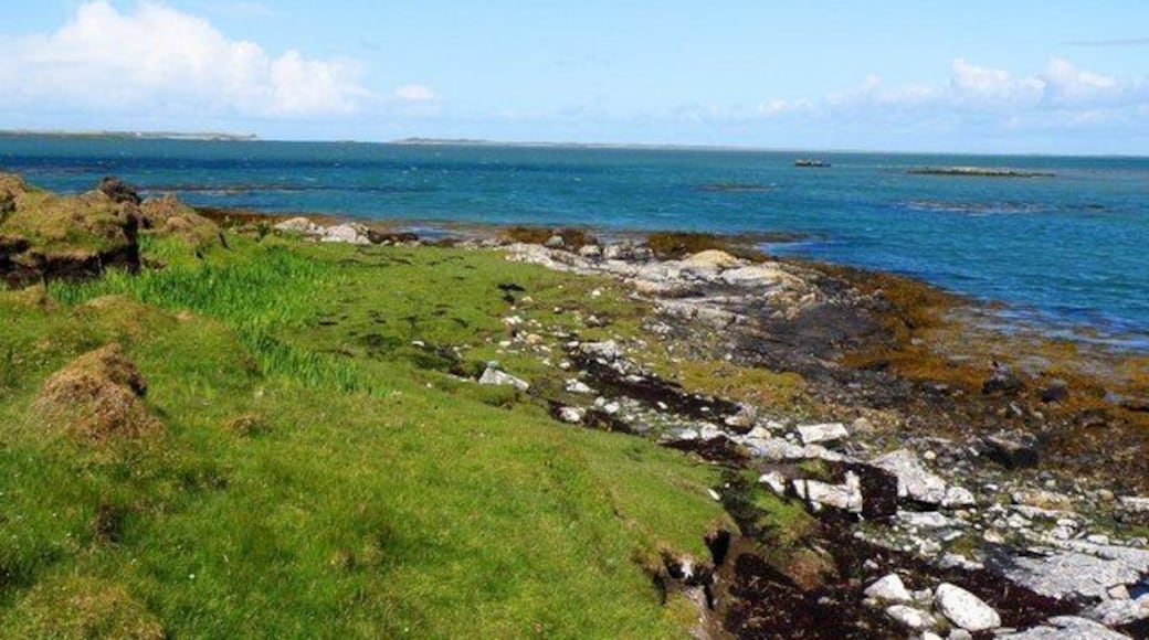 Eilean na h-Àirigh This small island is crossed by the causeway from Benbecula to North Uist