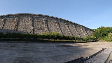 Um grande anfiteatro de pedra com assentos em níveis e uma área central plana.