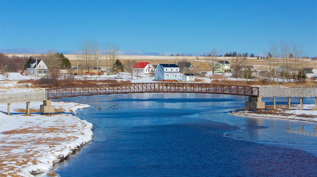 Ile-du-Prince-Edouard mettant en vedette petite ville ou village, pont et neige