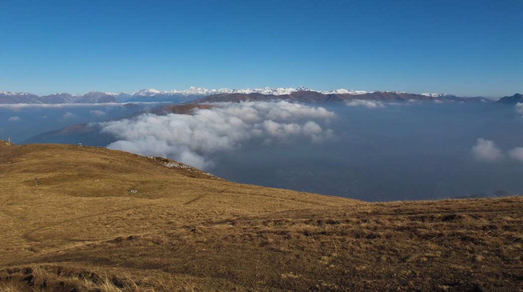 Vista dal Monte Guglielmo. La Valtrompia , Adamello sullo sfondo