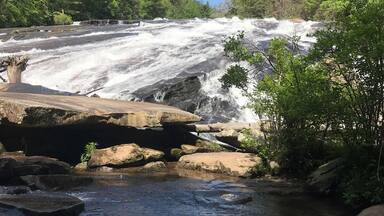 Stunning views with flat rocks for relaxing. Worth the hike in!