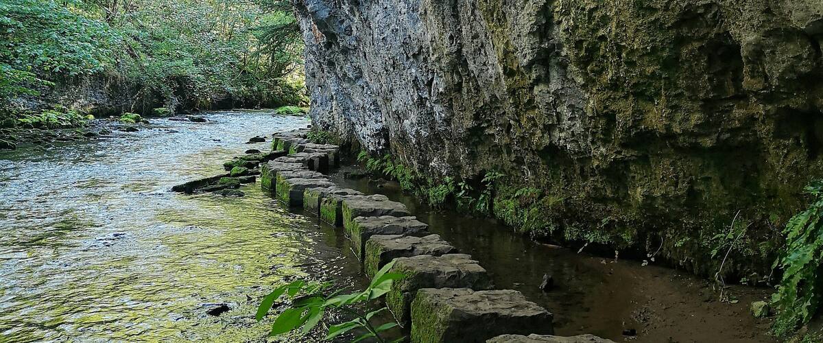 End of the stepping stones underneath the rock gorge overhang