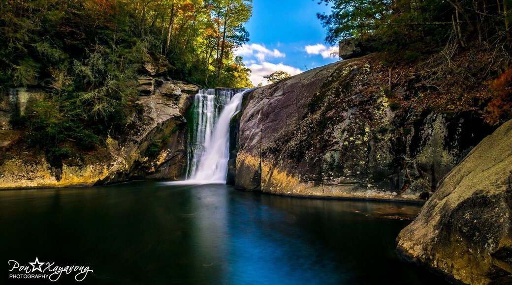 Easy hike to this beautiful waterfalls close to the border of North Carolina and Tennessee