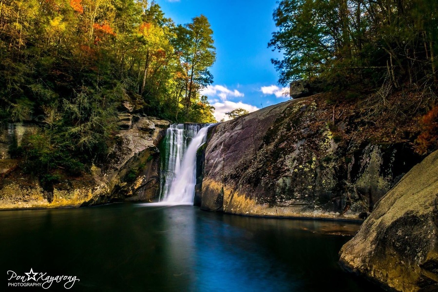 Easy hike to this beautiful waterfalls close to the border of North Carolina and Tennessee