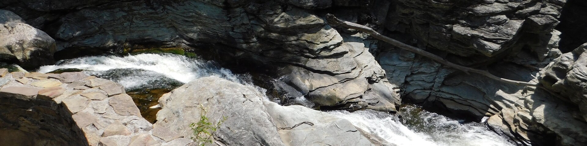 Flowing around the bend to the gorge.