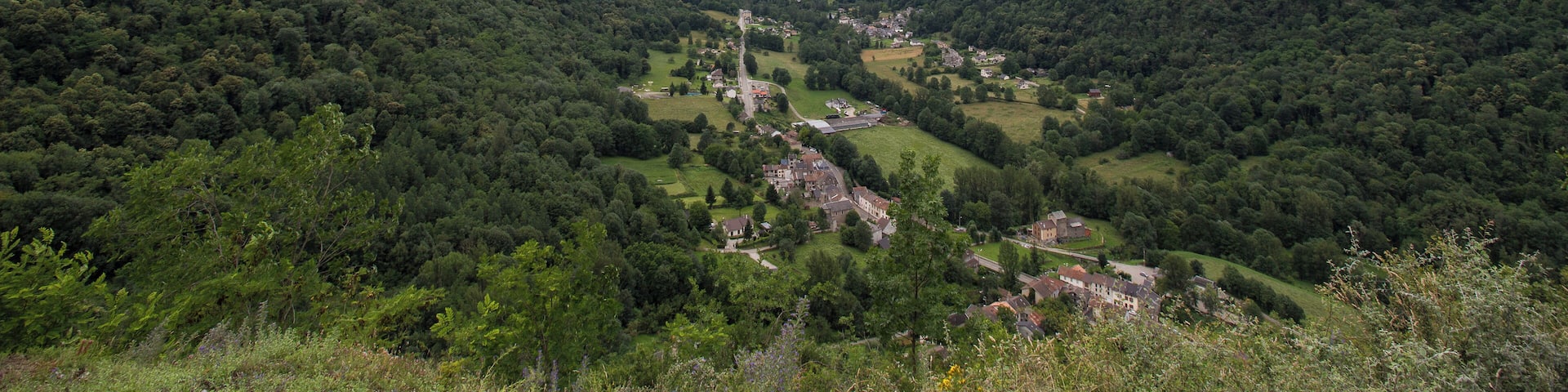 Vue du chĂąteau de Miglos. View from the Chateau de Miglos/ChĂąteau d'Arquizat.
