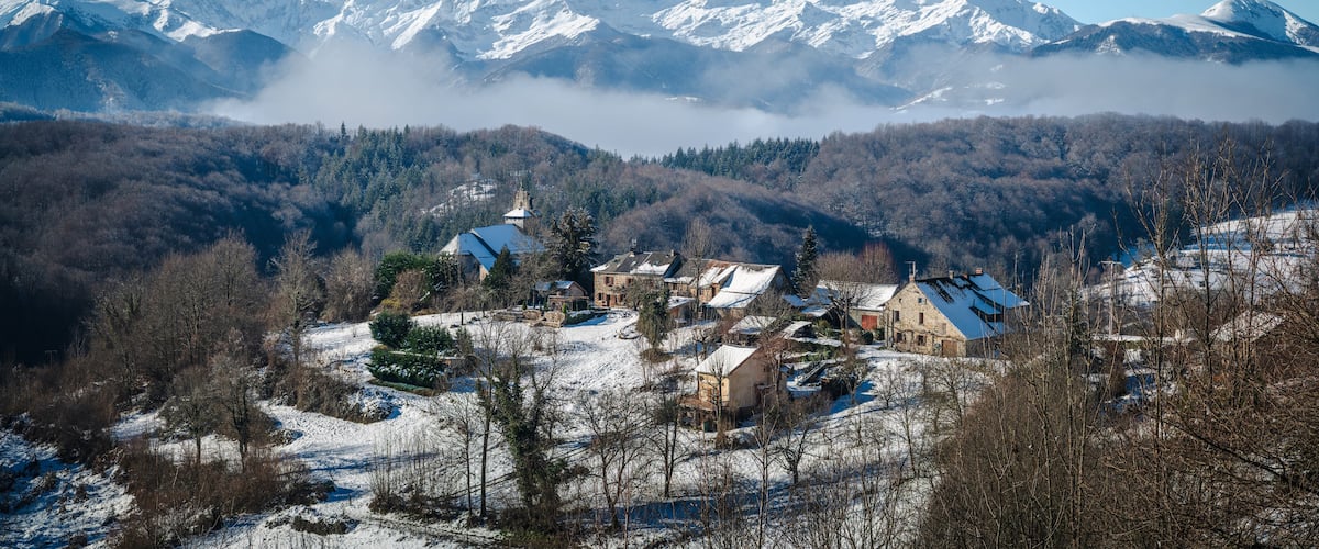 Village de montagne dans les Pyrénées ariégeoises avec le Mont Valier en arrière plan